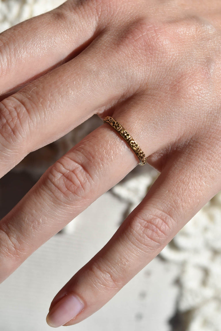 Late Victorian 18k Yellow Gold Rosette Engraved Band - Size 5.25 on a hand