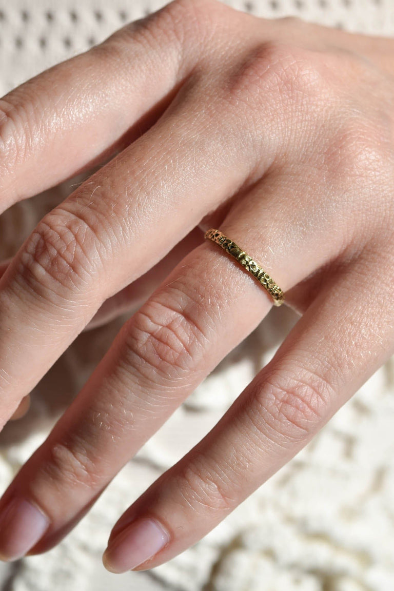 Late Victorian Floral 18k Yellow Gold Antique Engraved Band - Size 4.75 on a hand