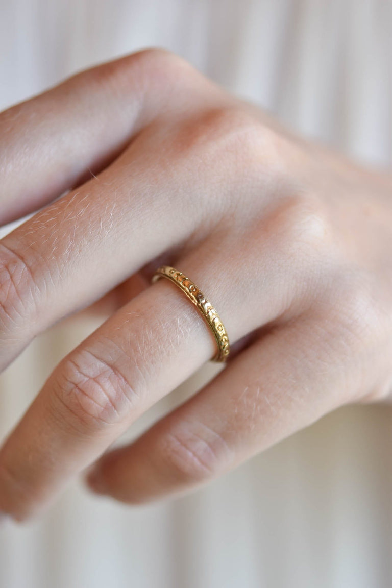 Mid-Century Lohengrin Floral Rosette Hand-Engraved 14k Gold Wedding Band - Size 5.75