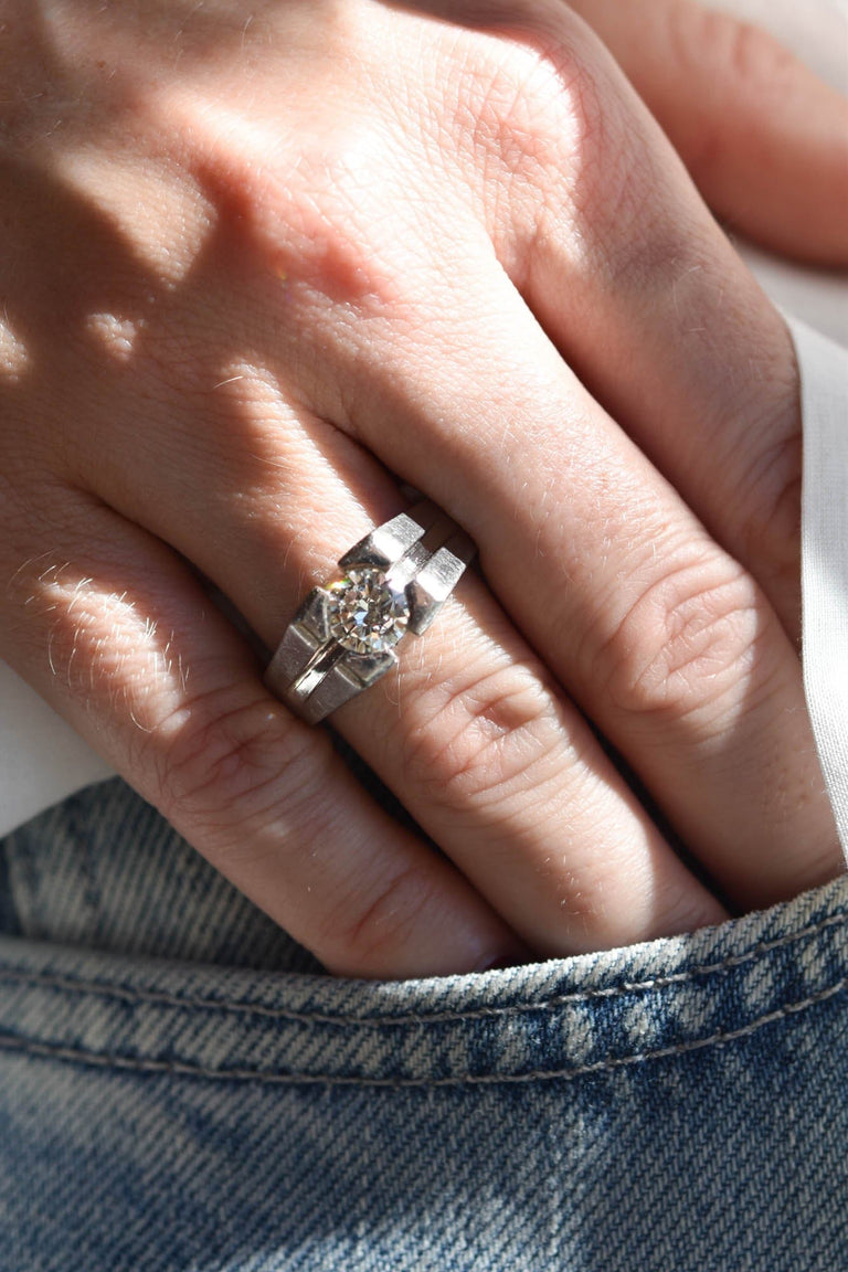 Mid-century 1.05 Carat Round Brilliant Cut Diamond & Platinum Vintage Engagement Ring