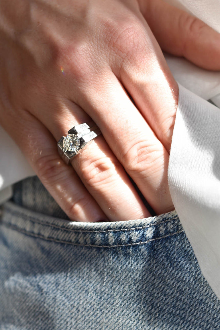 Mid-century 1.05 Carat Round Brilliant Cut Diamond & Platinum Vintage Engagement Ring