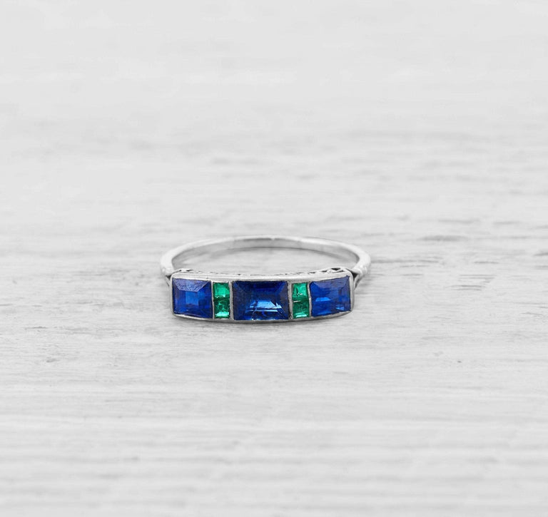 ART DECO SAPPHIRE AND EMERALD RING
