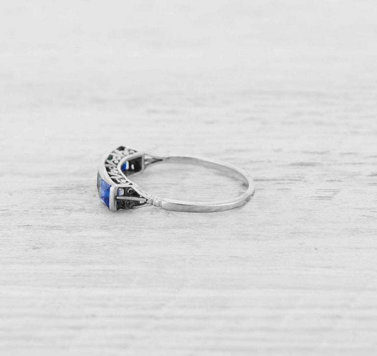 ART DECO SAPPHIRE AND EMERALD RING