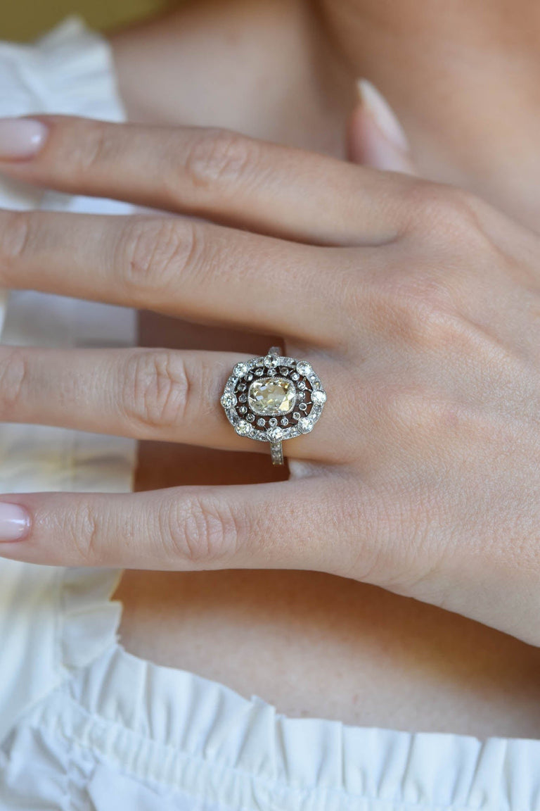 Belle Époque Elongated 1.04 Carat Light Yellow Old Mine Cushion Diamond Cluster Antique Ring, France