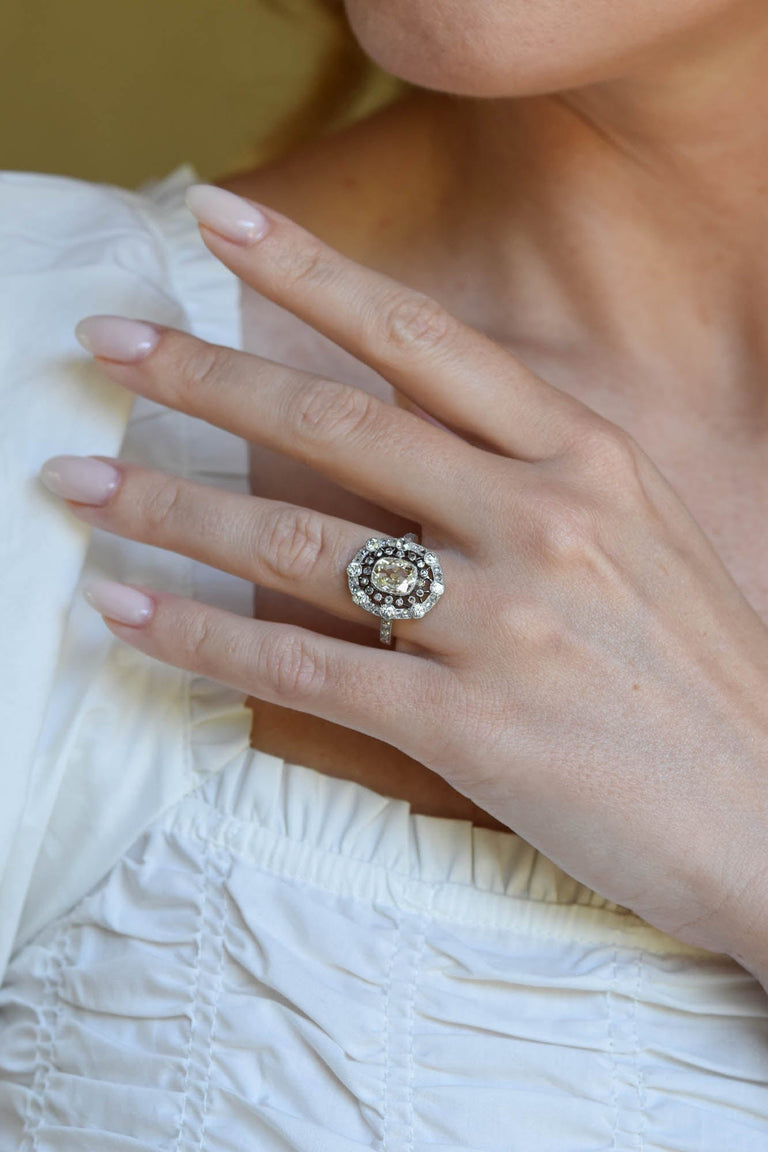 Belle Époque Elongated 1.04 Carat Light Yellow Old Mine Cushion Diamond Cluster Antique Ring, France