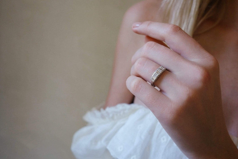 VINTAGE MID-CENTURY DIAMOND AND PLATINUM WEDDING BAND
