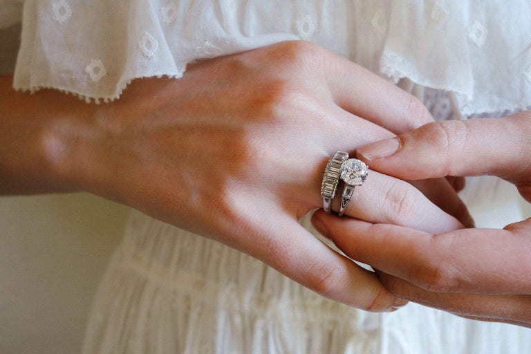 VINTAGE MID-CENTURY DIAMOND AND PLATINUM WEDDING BAND
