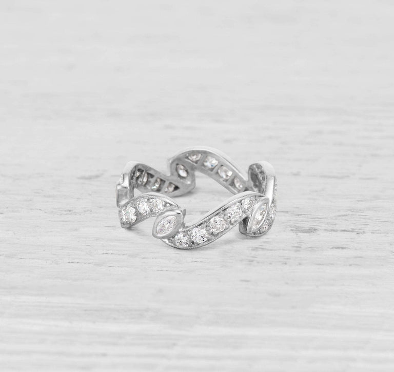 VINTAGE MID-CENTURY DIAMOND AND PLATINUM WEDDING BAND RING SIZE 7.75