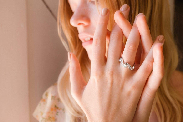 VINTAGE MID-CENTURY DIAMOND AND PLATINUM WEDDING BAND RING SIZE 7.75