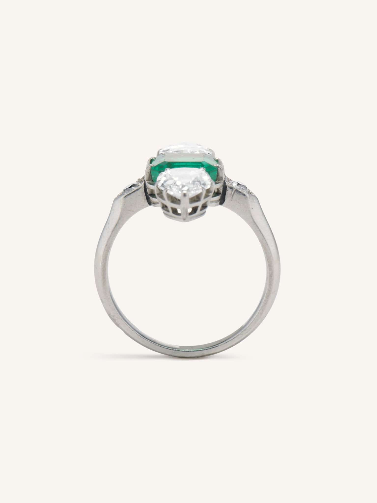 Modern Emerald Ring In 925 Sterling Silver, Weight: 2.220g, 6*4 Ov at Rs  5310/piece in Jaipur