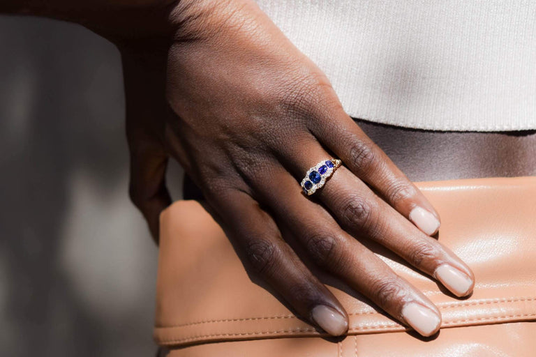 Late Victorian Cushion-Cut Sapphire and Diamond & Gold 5-Stone Ring