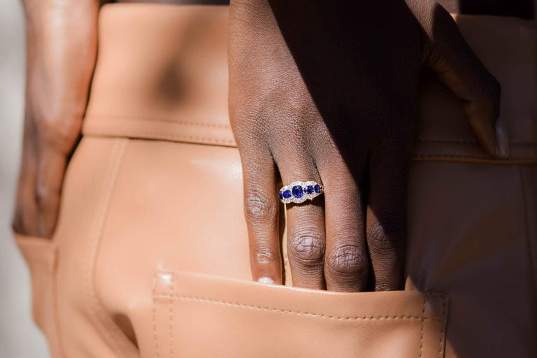 Late Victorian Cushion-Cut Sapphire and Diamond & Gold 5-Stone Ring